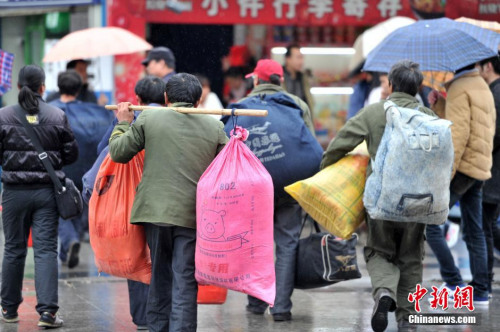 聚焦春節(jié)“恐歸族”：近鄉(xiāng)情怯，恐懼何來(lái)？(圖)
